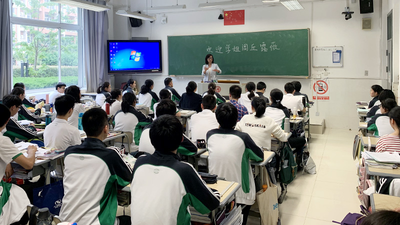 校友闾丘露薇回访母校 就“当代女性形象”对话二附中师生 校友闾丘露薇回访母校 就“当代女性形象”对话二附中师生