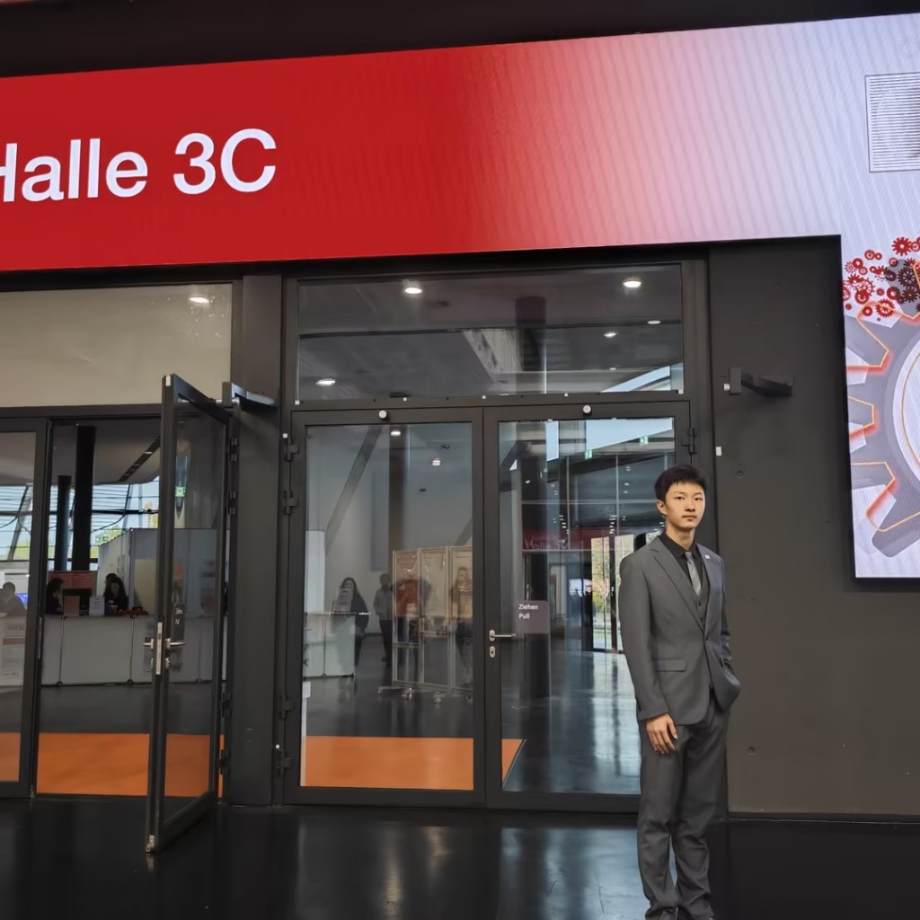 Kong Ziyi at the Exhibition