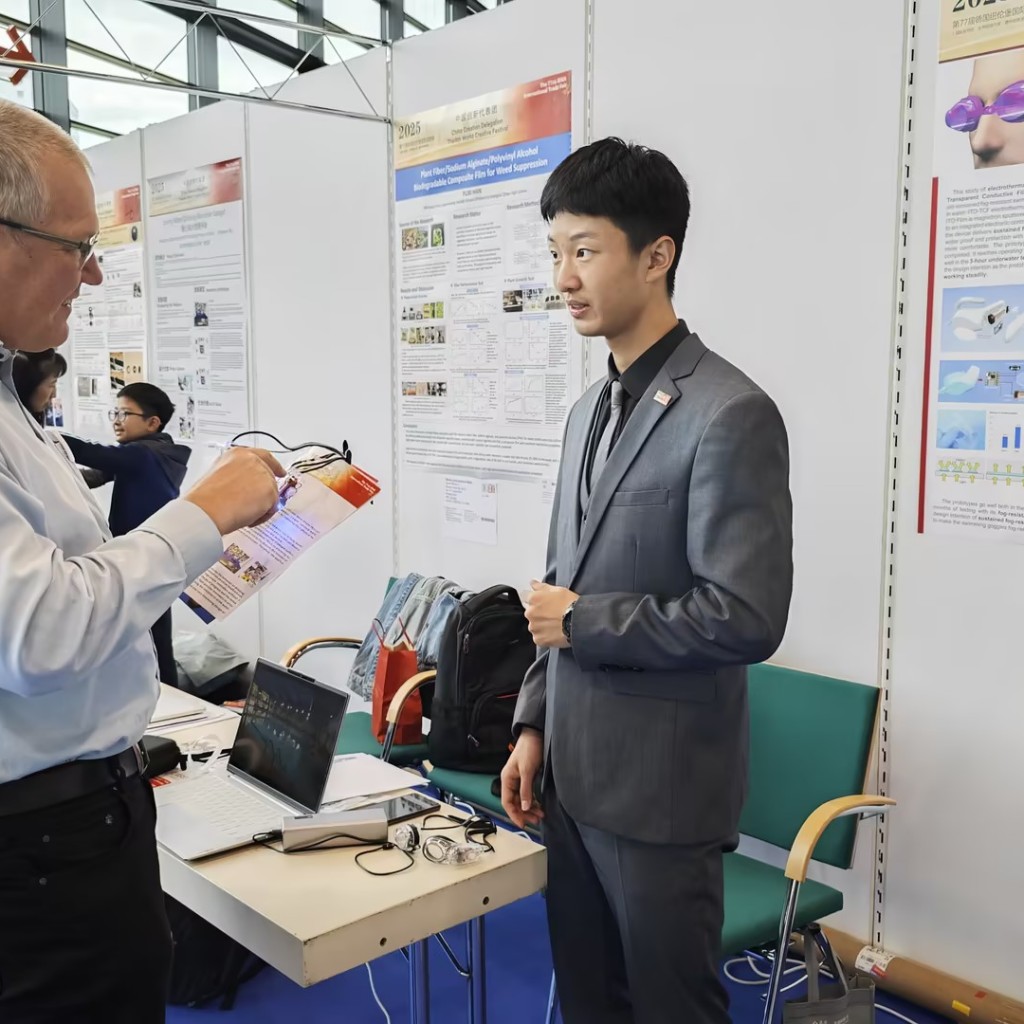 Kong Ziyi at the Exhibition