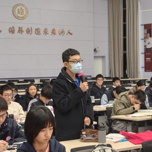 讲座上二附中学子积极提问