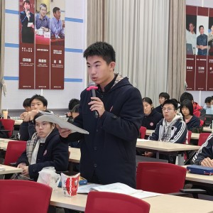 讲座上二附中学子积极提问