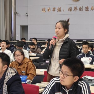 讲座上二附中学子积极提问