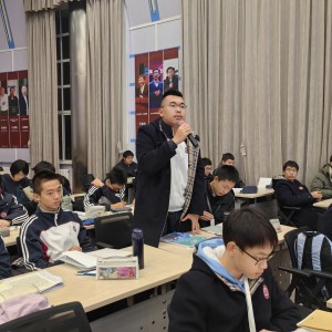 讲座上二附中学子积极提问