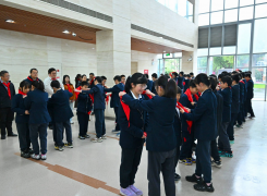 领巾换新，责任接力！我校初中部六年级举行换戴大号红领巾仪式