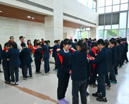 领巾换新，责任接力！我校初中部六年级举行换戴大号红领巾仪式