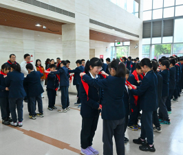 领巾换新，责任接力！我校初中部六年级举行换戴大号红领巾仪式