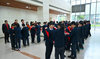 领巾换新，责任接力！我校初中部六年级举行换戴大号红领巾仪式