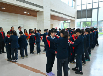 领巾换新，责任接力！我校初中部六年级举行换戴大号红领巾仪式