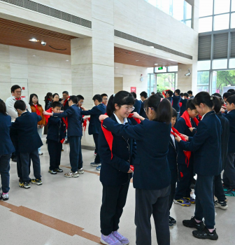 领巾换新，责任接力！我校初中部六年级举行换戴大号红领巾仪式