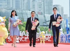 华东师大二附中校长周彬、学生姜语宸亮相2023年上海科技节红毯