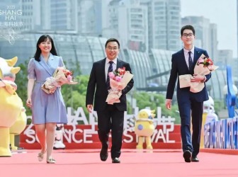 华东师大二附中校长周彬、学生姜语宸亮相2023年上海科技节红毯