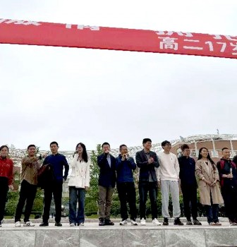 挥洒青春激情，拥抱美好时光——高二“花季满园红”集体生日会暨趣味运动会