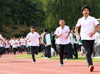 “陆伍雄狮 锻体强志”——记二附中迎校庆强体质学生65公里长跑起跑仪式