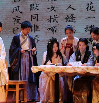 赴一场三小时的“红楼”盛宴——高二年级《红楼梦》演出圆满结束