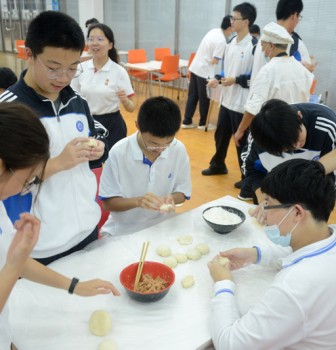 迎中秋 做月饼