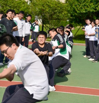 高二年级拔河联赛首轮比赛举行