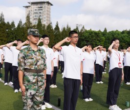 “培铸强军魂 · 书无悔青春”——2025届新生军训暨新生教育开营仪式